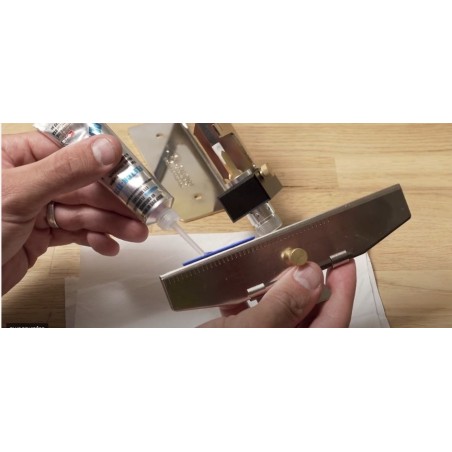 COLLAGE DES 3 PLUMES SUR TUBE DE FLECHE